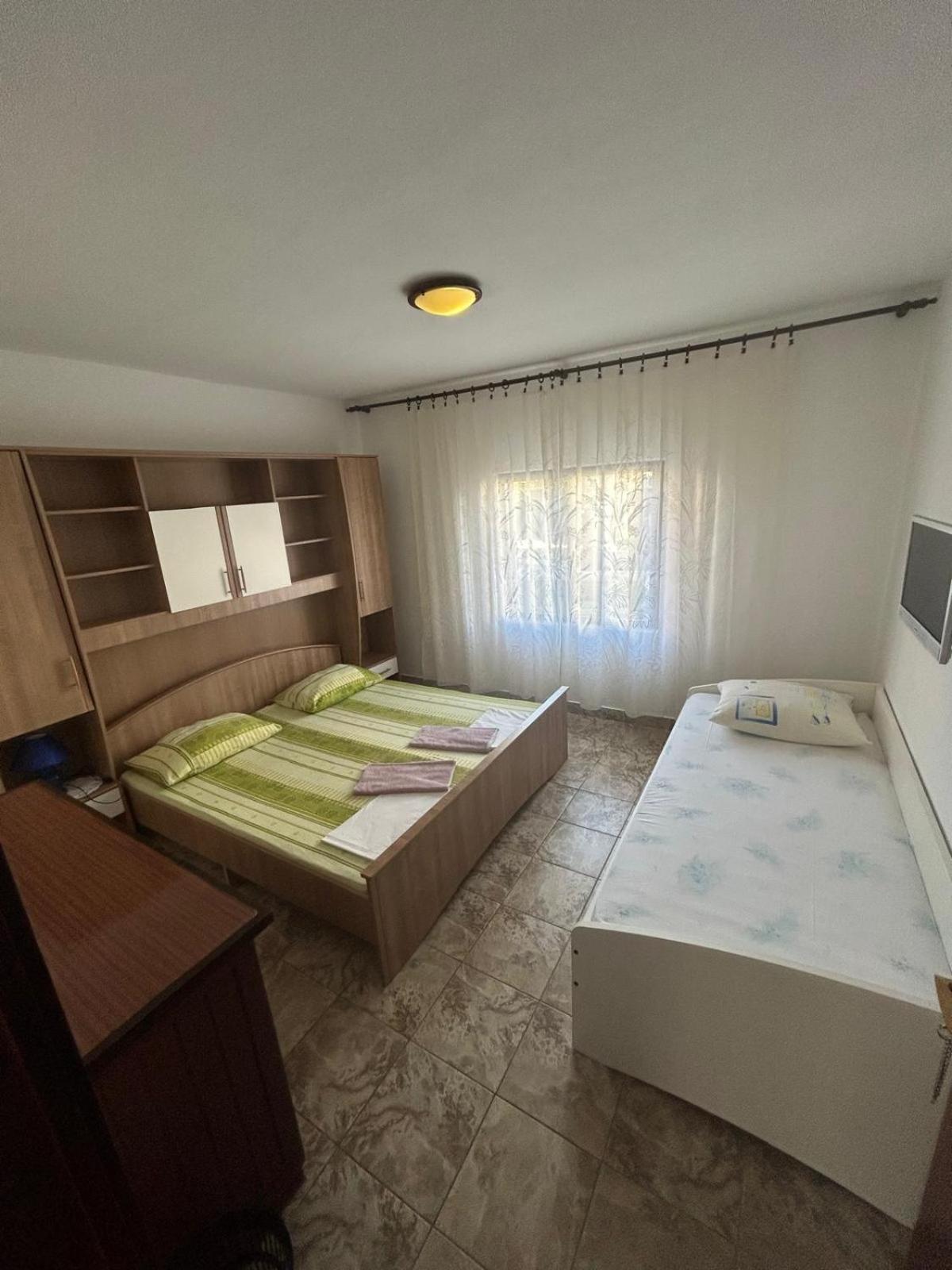 Apartmani Mate Vrban Karlobag Exterior foto