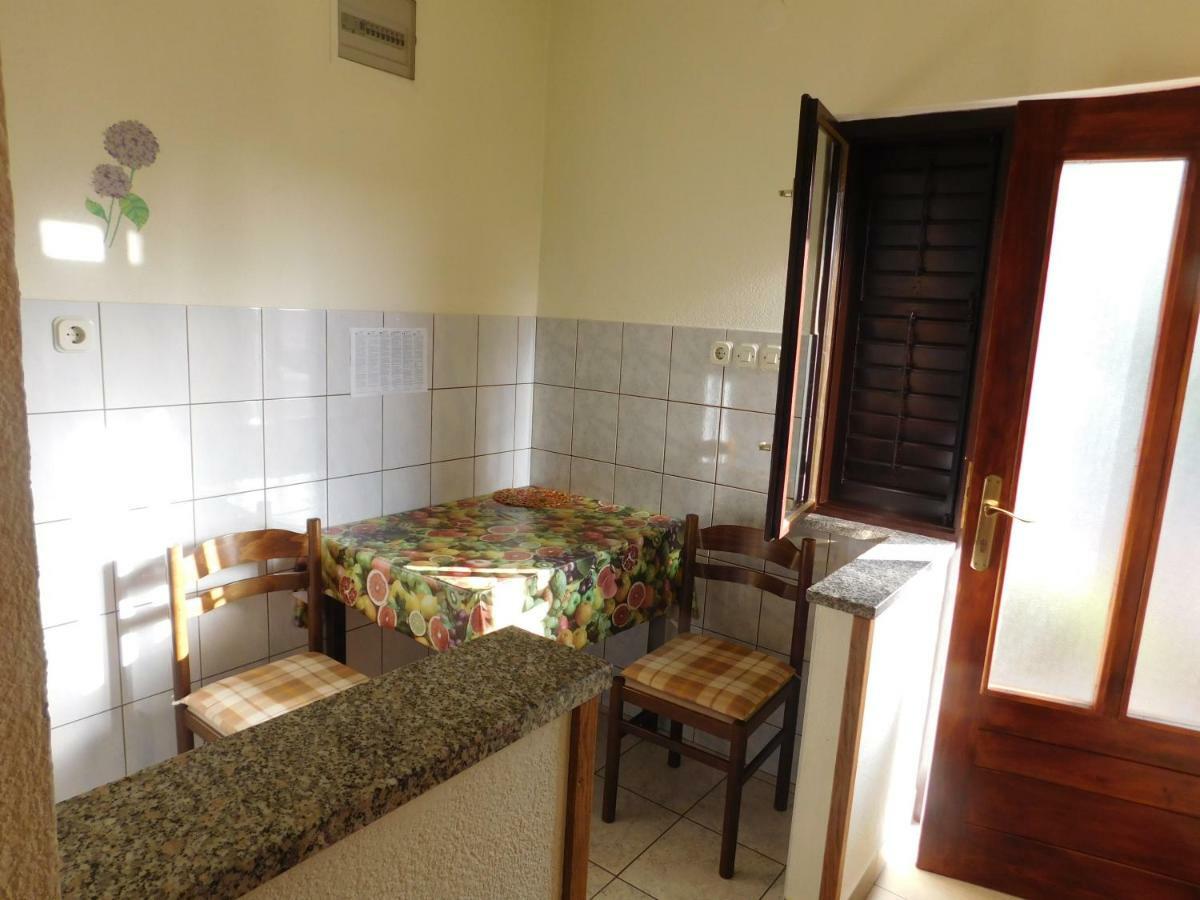 Apartmani Mate Vrban Karlobag Exterior foto